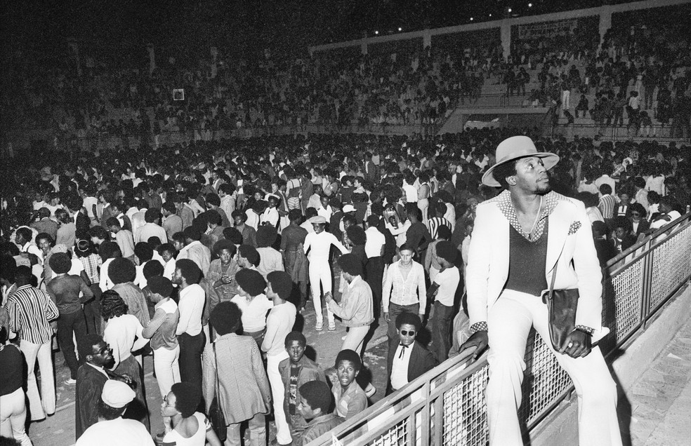 Imagem de arquivo presente no filme “Black Rio! Black Power!”, de Emílio Domingos, sobre a cena dos bailes de soul music no Rio nos anos 1970 — Foto: Arquivo / Agência O Globo