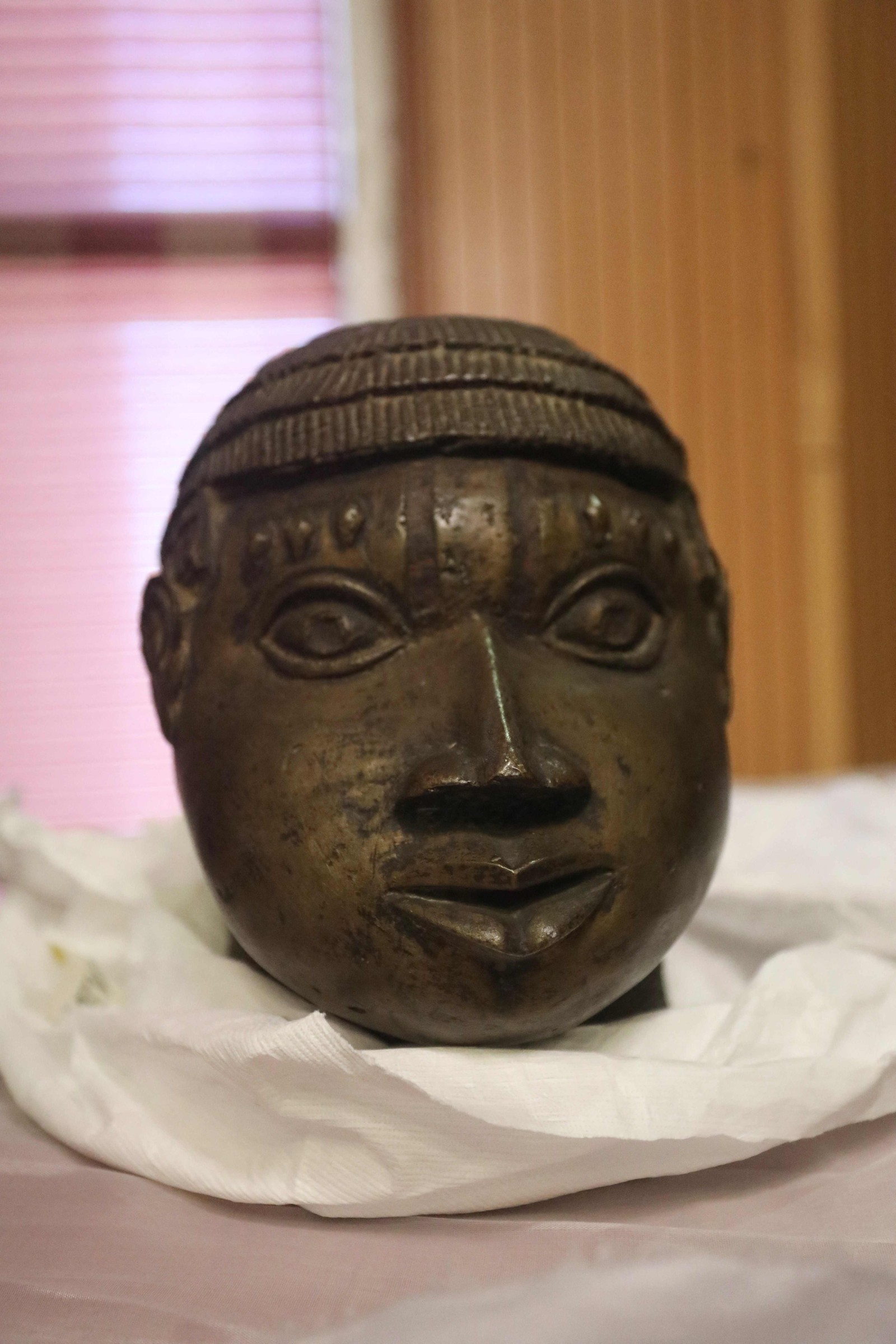Esculturas variadas foram devolvidas pelo governo alemão a Nigéria — Foto:  Kola Sulaimon / AFP