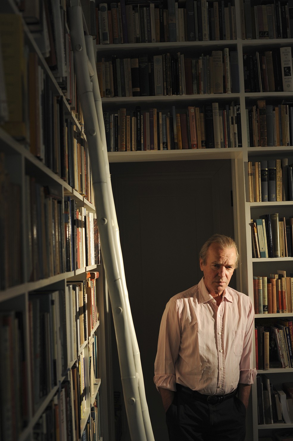 O escritor britânico Martin Amis em sua casa, em Nova York (2012) — Foto: The New York Times