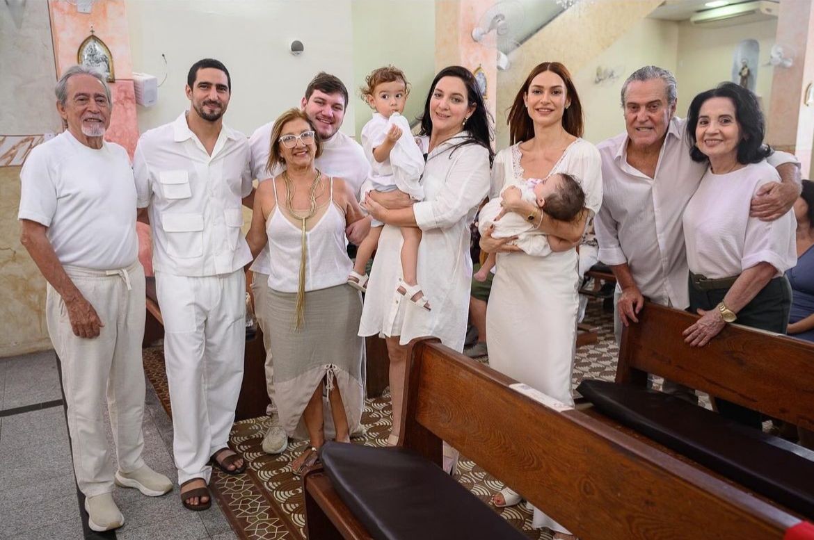 Thaila Ayala e Renato Góes no batizado da filha — Foto: Reprodução/Instagram