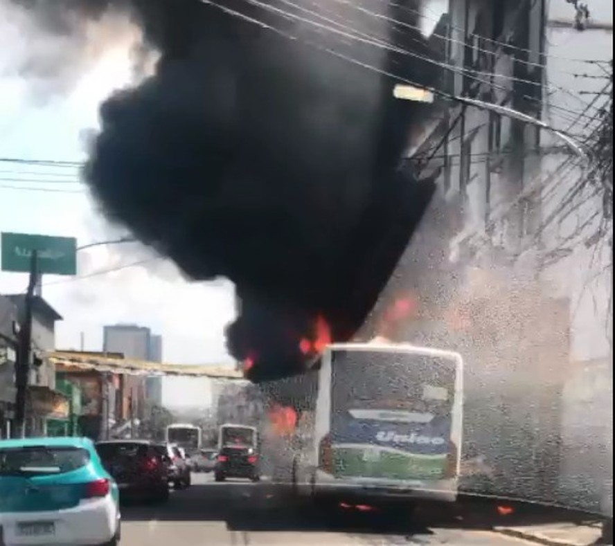 ônibus foi incendiado em Duque de Caxias na Baixada Fluminense