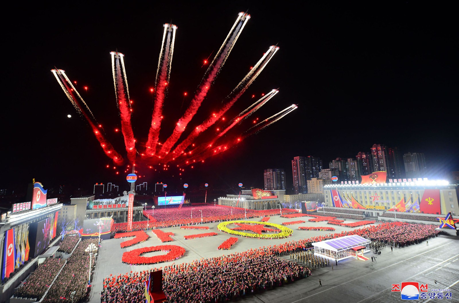 Jatos voando durante desfile militar da Coreia do Norte em 8 de fevereiro de 2023 pelos 75 anos de fundação das forças armadas do país — Foto: KCNA VIA KNS / AFP