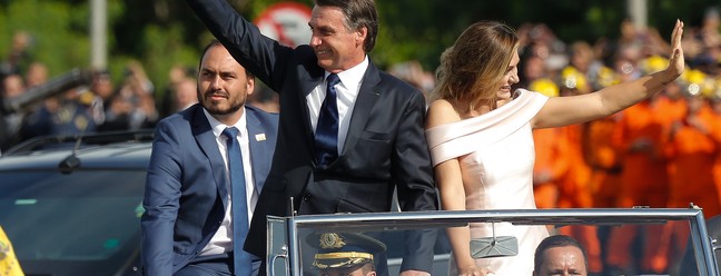 Bolsonaro desfilou no Rolls Royce, acompanhado de sua mulher e do filho, Carlos — Foto: Agência O Globo