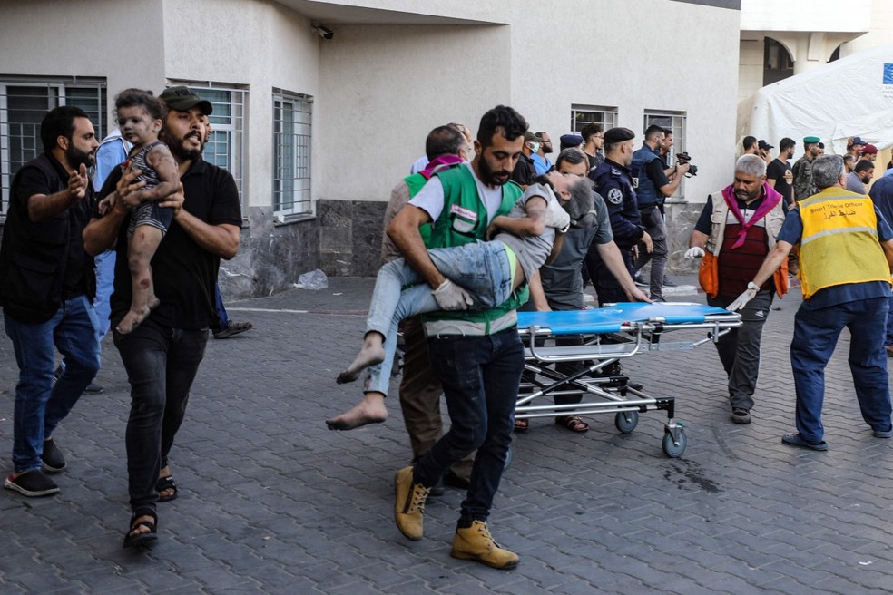 Criança chega ao hospital Al-Shifa, em Gaza — Foto: Dawood NEMER / AFP