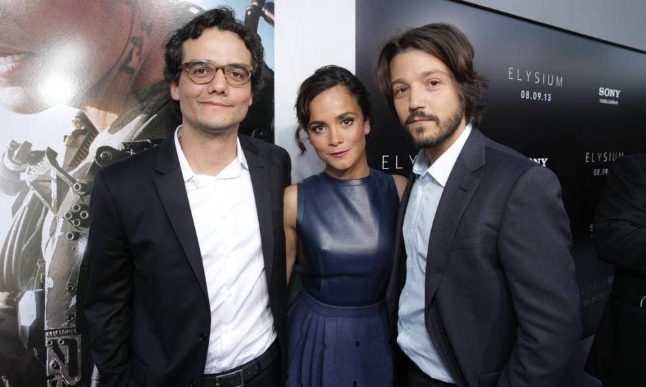 Alice Braga e Wagner Moura ao lado de Diego Luna, em Los Angeles, na pré-estreia do filme "Elysium", de 2013, assinado pelo diretor Neill Blomkamp. Os atores participaram do longa, estrelado por Matt Damon e Jodie Foster Divulgação