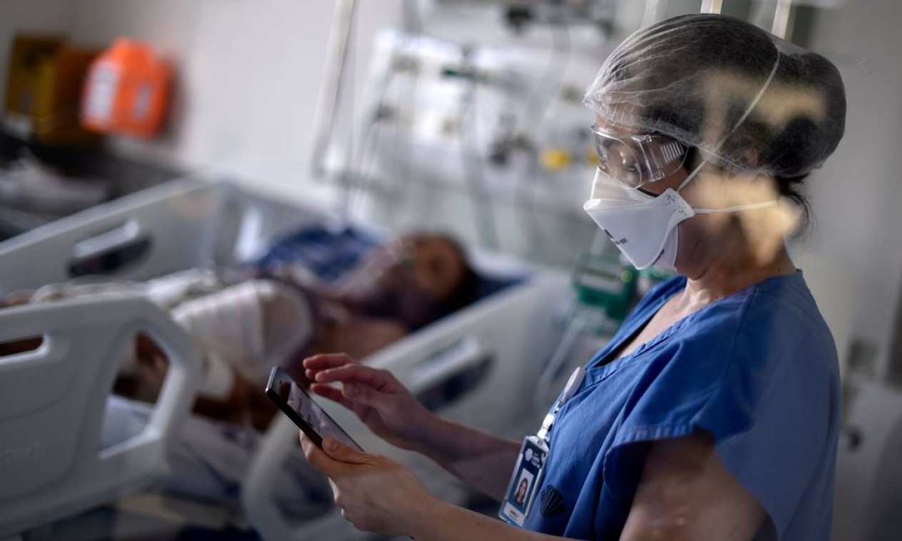 Profissional de saúde trabalha na enfermaria da Unidade de Terapia Intensiva (UTI) onde são tratados pacientes infectados com o novo coronavírus, no hospital Santa Casa em Belo Horizonte, Minas Gerais — Foto: DOUGLAS MAGNO / AFP