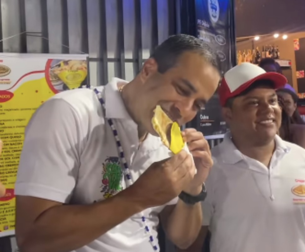 Bruno Reis come pastel durante carnaval em Salvador — Foto: Reprodução