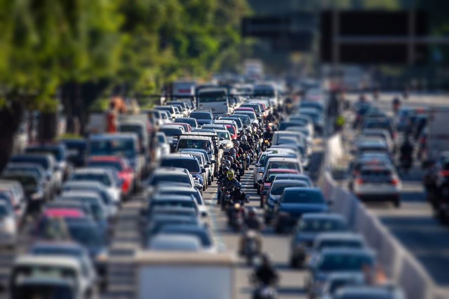 Em foto com efeito digital 'tilt shift', fila de motos no trânsito de São Paulo