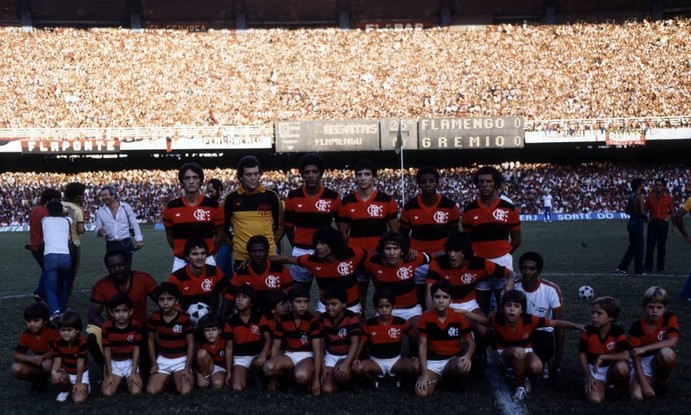 9º - FLAMENGO (1982) - Time posado no Maracanã: Leandro, Raul, Marinho, Figueiredo e Junior. Agachados: Tita, Adílio, Nunes, Zico e Lico.