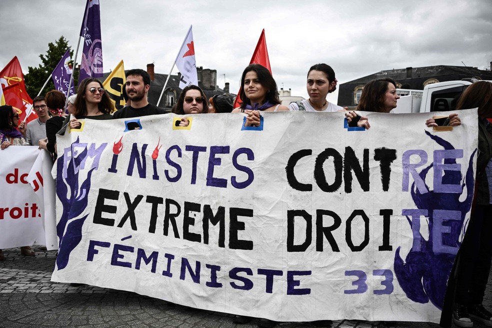 Manifestantes com cartaz "feministas com a extrema direita" em protesto em Bordeaux, na França — Foto: AFP