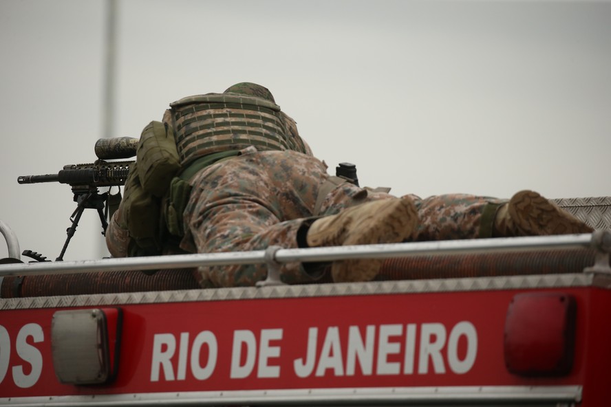 Sniper posicionado durante sequestro a ônibus na Ponte Rio-Niterói: Bope quer novas armas para os atiradores de elite