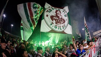 Torcida celebrou do lado de fora do Aeroporto do Galeão a chegada do Zagueiro Thiago Silva no Rio de Janeiro — Foto: MARCELO GONÇALVES / FLUMINENSE F.C