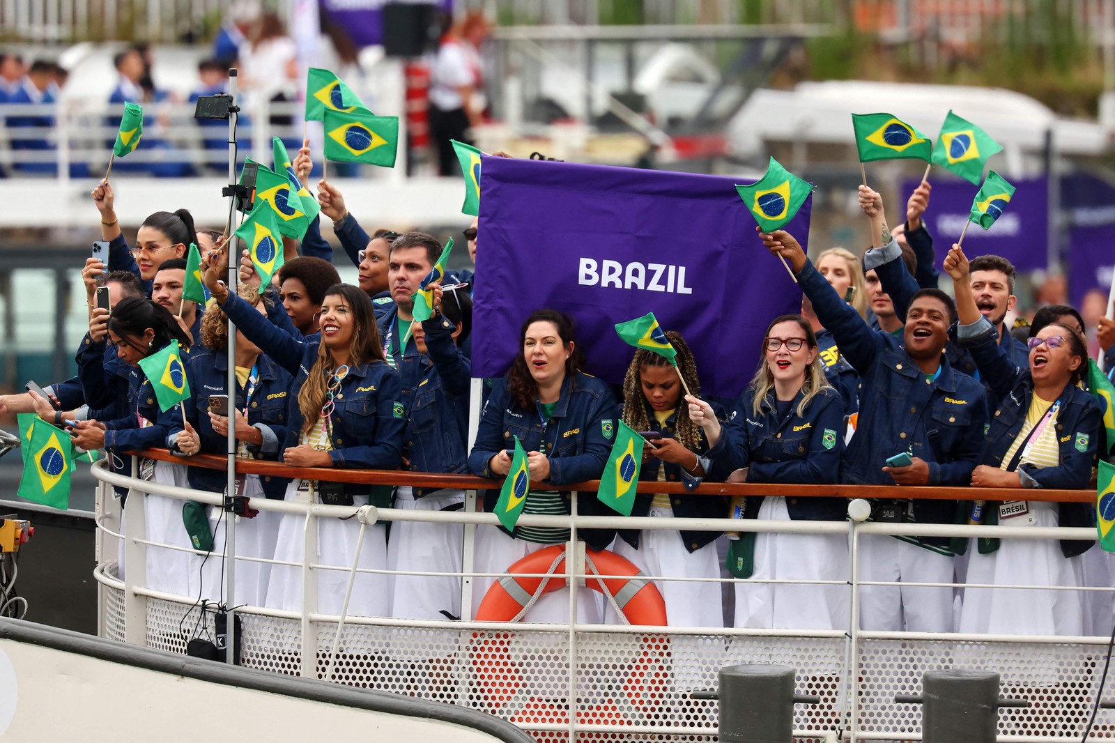 Atletas do Brasil desfilam na cerimônia de abertura dos Jogos Olímpicos de Paris — Foto: Michael Reaves / POOL / AFP