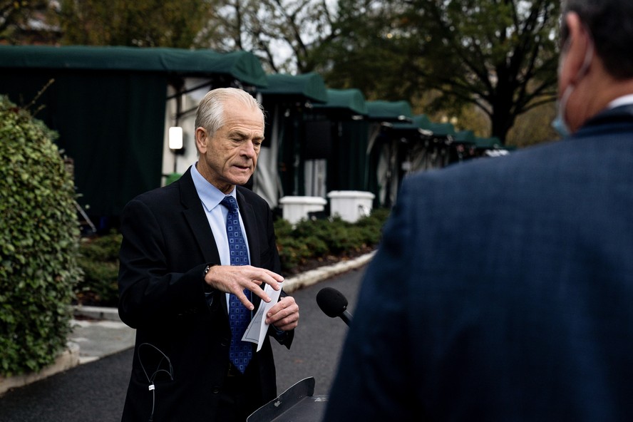 Peter Navarro, na época conselheiro comercial do presidente Donald Trump, fala aos repórteres do lado de fora da Casa Branca, em Washington