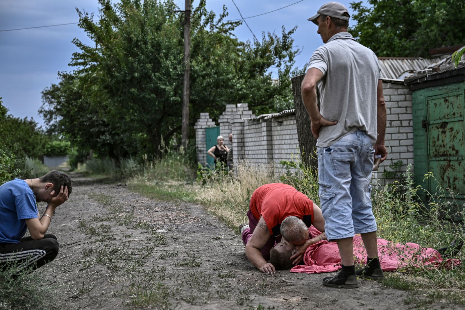 Pai vela filho morto por foguete cluster em Lysychansk — Foto: ARIS MESSINIS / AFP