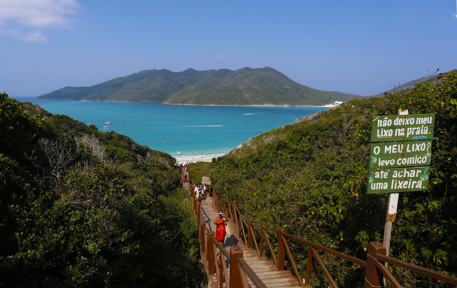 A escada de madeira que dá acesso às Prainhas do Pontal do Atalaia, em Arraial do Cabo, na Região dos Lagos do Rio de Janeiro — Foto: Fabiano Rocha / Agência O Globo