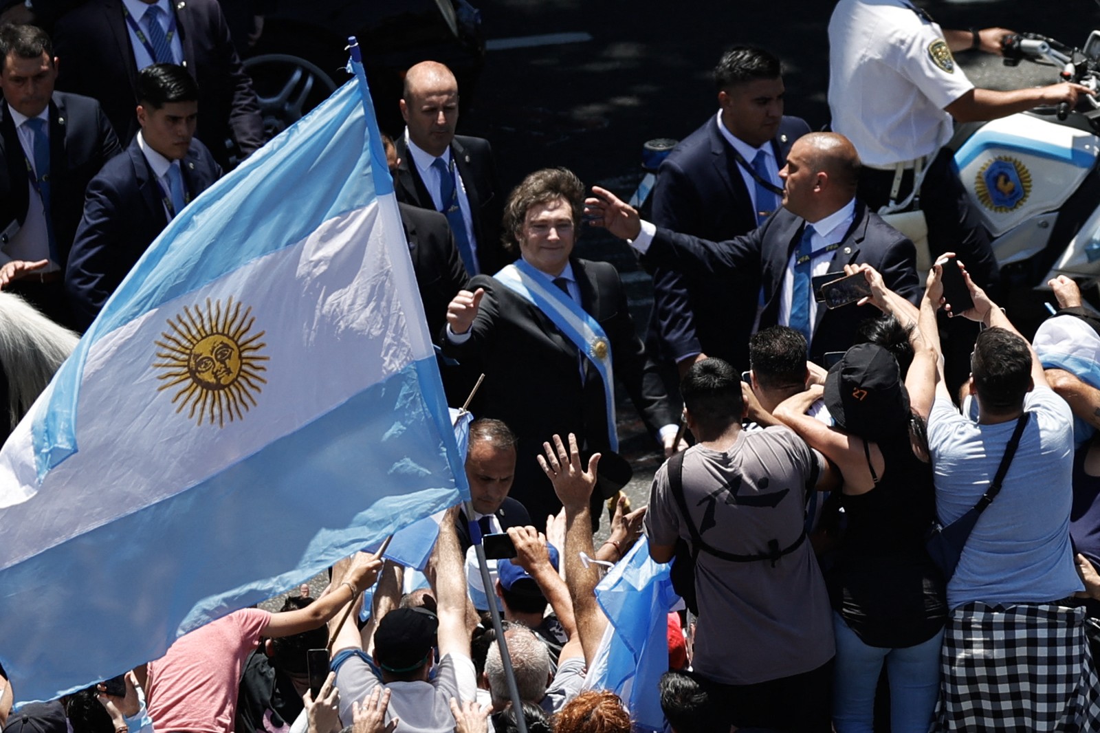 Javier Milei acena para apoiadores que foram à cerimônia de posse — Foto: Emiliano LASALVIA / AFP