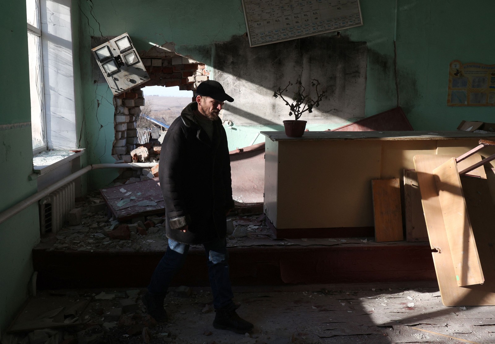 O prédio da escola foi destruído em abril, quando a cidade se viu na linha de frente dos combates entre as forças russas e ucranianas — Foto: Anatolii Stepanov / AFP