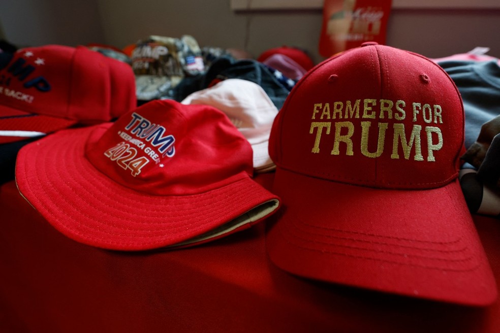 Souvenirs de campanha de Trump em Wisconsin — Foto: Kamil Krzaczynski / AFP