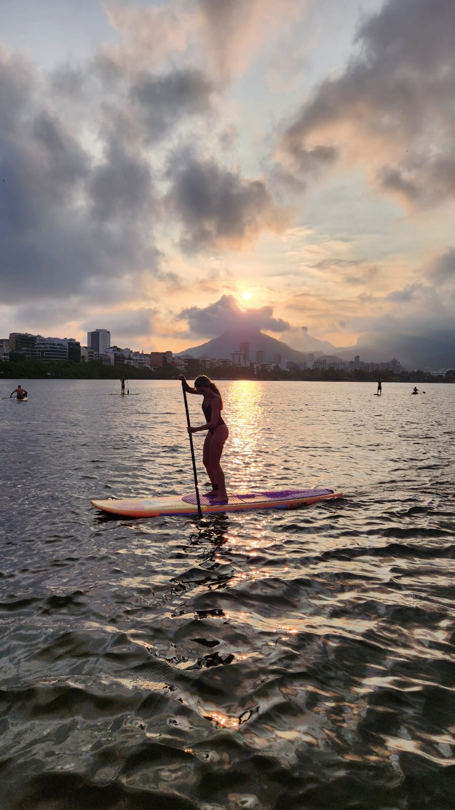 Praticante de SUP durante o evento-teste de pôr do sol na Lagoa — Foto: Divulgação