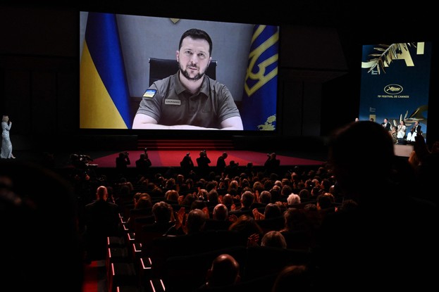Presidente ucraniano, Volodymyr Zelensky, participa da sessão de gala do Festival de Cinema de Cannes por videoconferência