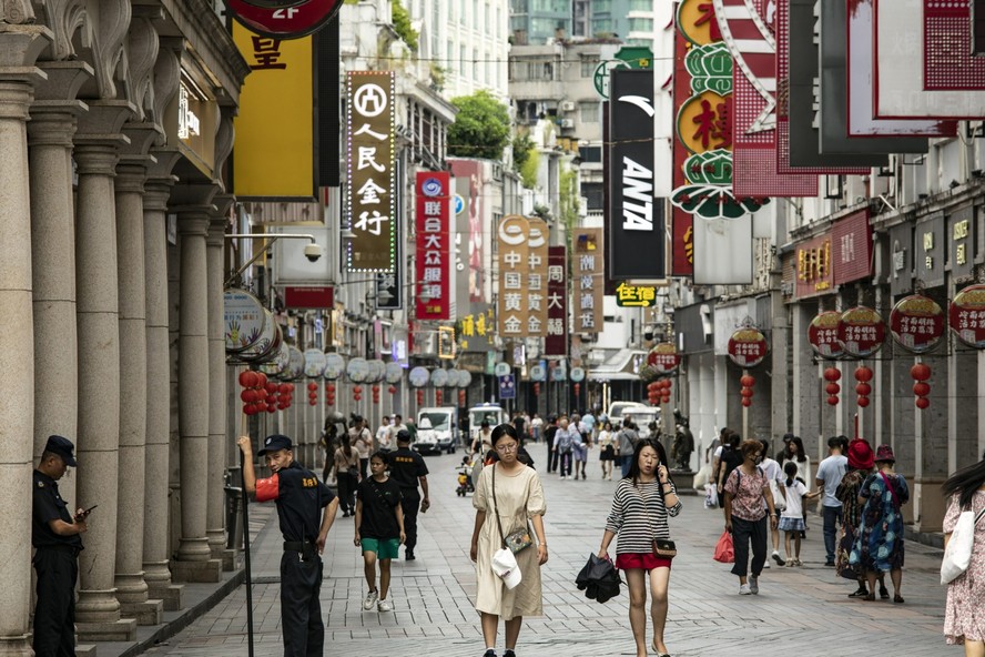 Centro comercial de Guangzhou: ao contrário de outros países, consumo não reagiu quando o país flexibilizou os longos e rigorosos 'lockdowns' impostos na pandemia