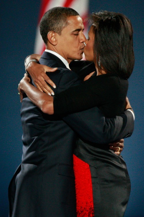 O “selinho” do casal Obama em novembro de 2008 depois do discurso da vitória — Foto: Scott Olson/Getty Images/AFP