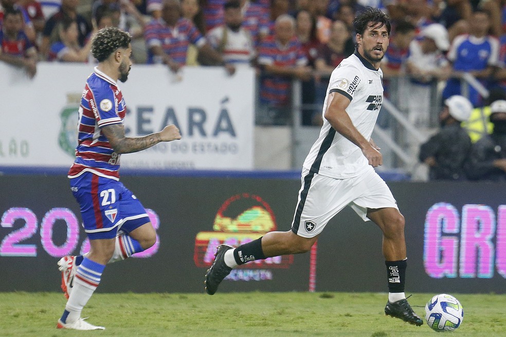 Gabriel Pires em jogo do Botafogo contra o Fortaleza — Foto: Vítor Silva