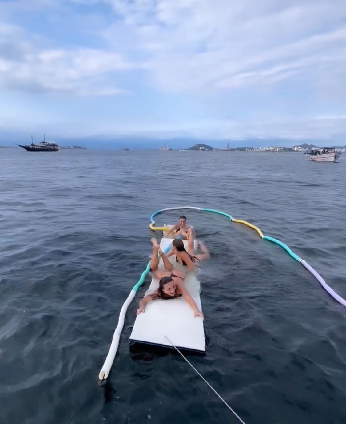 Rafa Kalimann reúne amigas atrizes em passeio de barco no Rio — Foto: Reprodução/Instagram