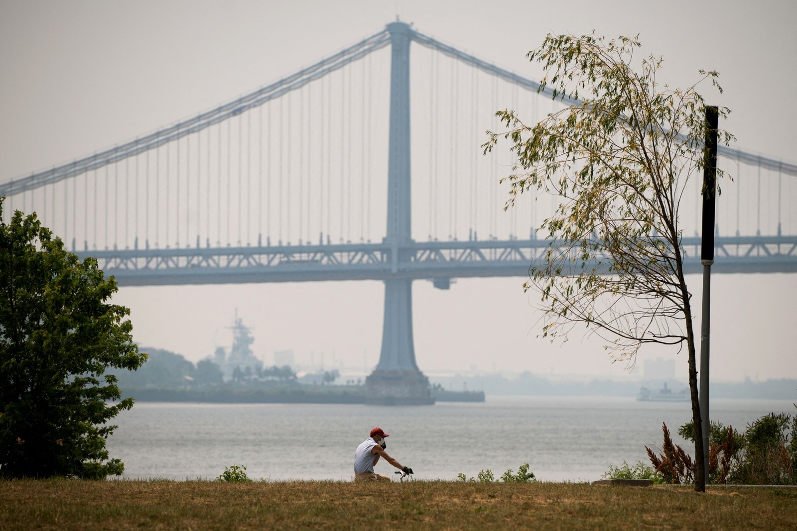 Ponte Benjamin Franklin nebulosa, causada pela fumaça dos incêndios florestais do Canadá - Foto Joe LAMBERTI/AFP