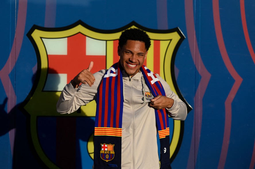 Vitor Roque chegou ao Barcelona