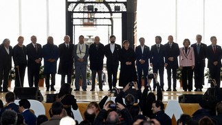 O presidente chileno Gabriel Boric acompanhado de outras autoridades mundiais em ato de memória dos 50 anos do golpe — Foto: Pablo Vera / AFP