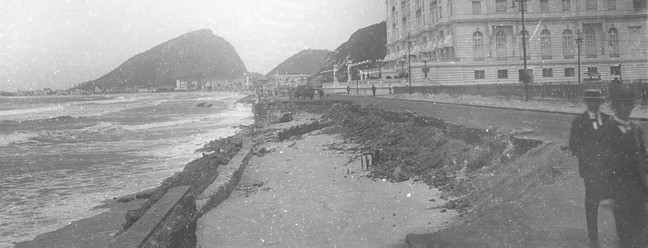 Copacabana Palace, em 1924, ainda sem o calçadão de Copacabana — Foto: Augusto Malta