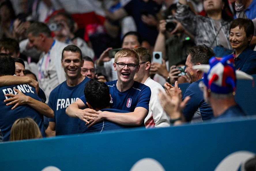 Felix Lebrun celebra medalha de bronze com parentes após vencer Hugo Calderano