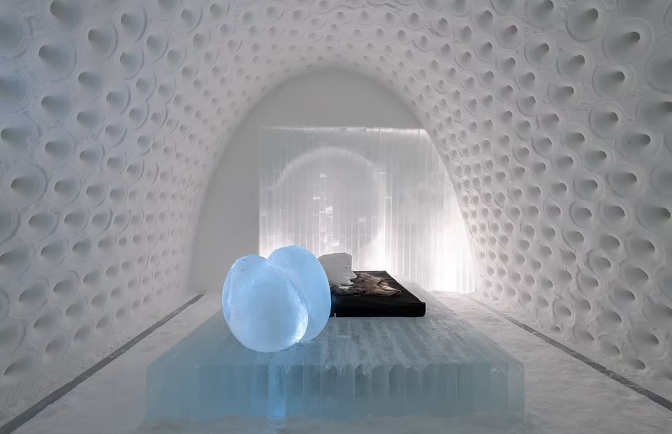 O conceitual quarto 'Different Natures', criação dos artistas Robert Harding e Timsam Harding para o hotel de gelo Icehotel, na SuéciaReprodução