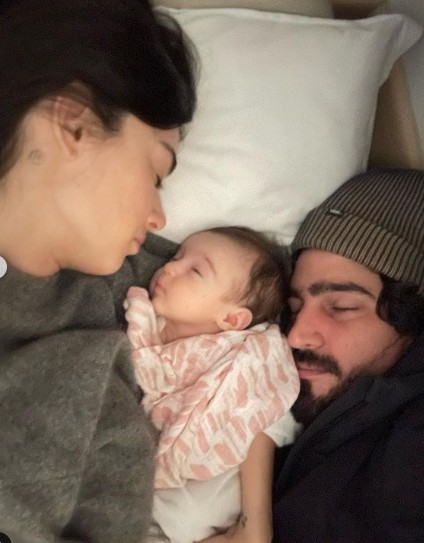Thaila Ayala e Renato Góes com a filha Tereza — Foto: Reprodução/Instagram