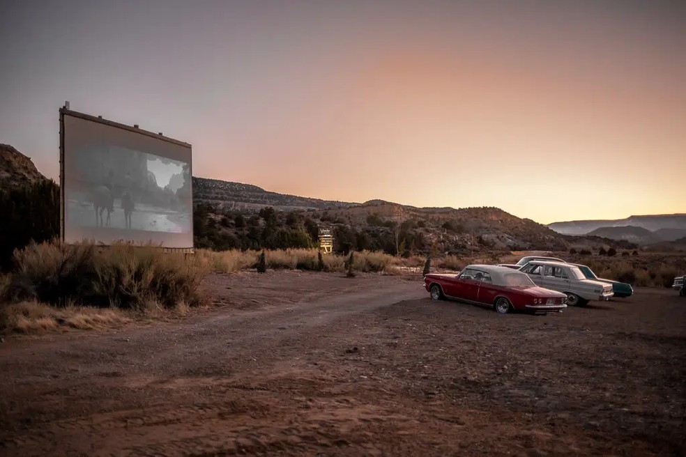 Os hóspedes da propriedade de 20 acres, que foi construída no local de um cinema drive-in, podem assistir a filmes todas as noites — Foto: Ofland Escalante