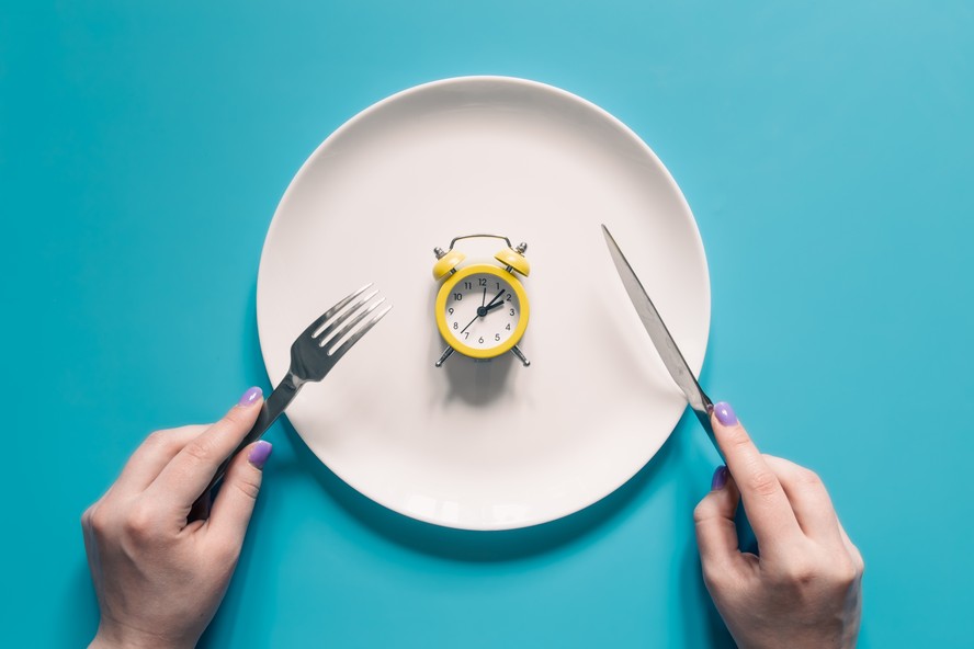 Comer tarde pode gerar sobreposição dos hormônios melatonina e insulina