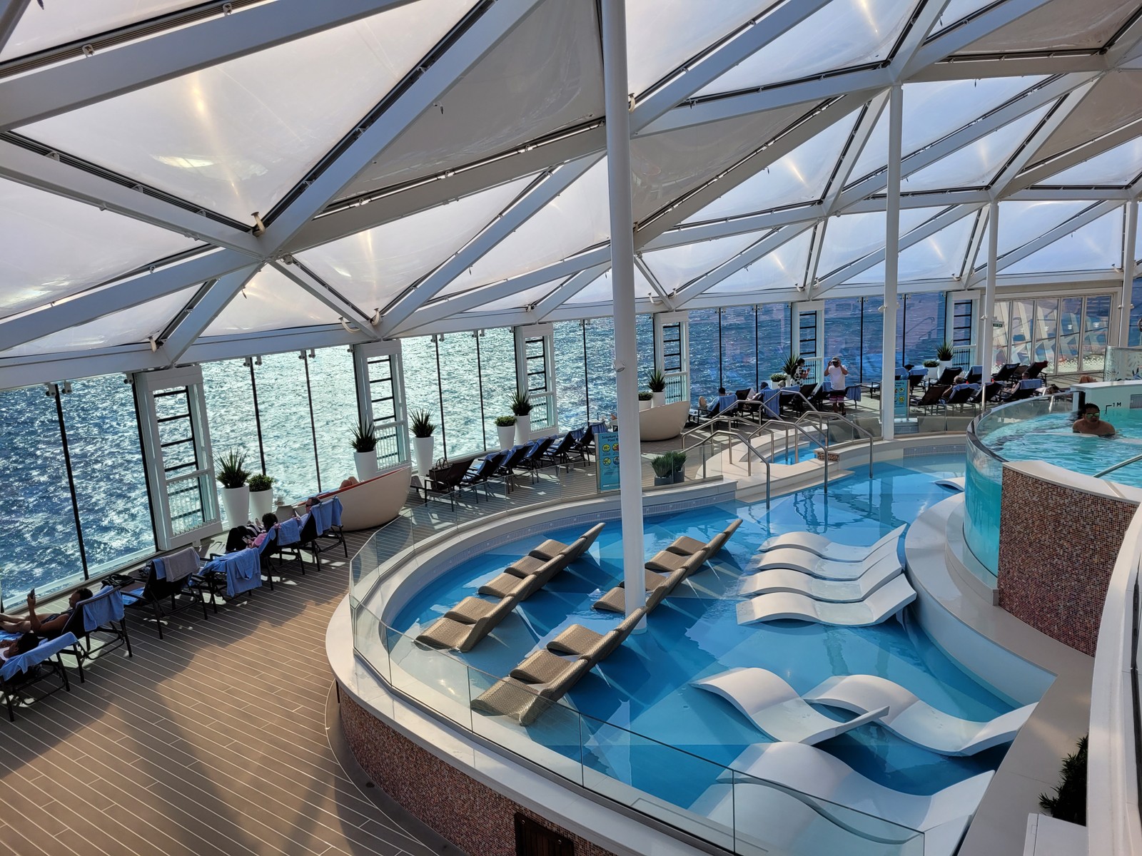 Com janelões e teto translúcido, o Solarium, área exclusiva para passageiros maiores de 16 anos, oferece uma das melhores vistas do Wonder of the Seas, o maior navio de cruzeiros do mundo — Foto: Eduardo Maia / O Globo