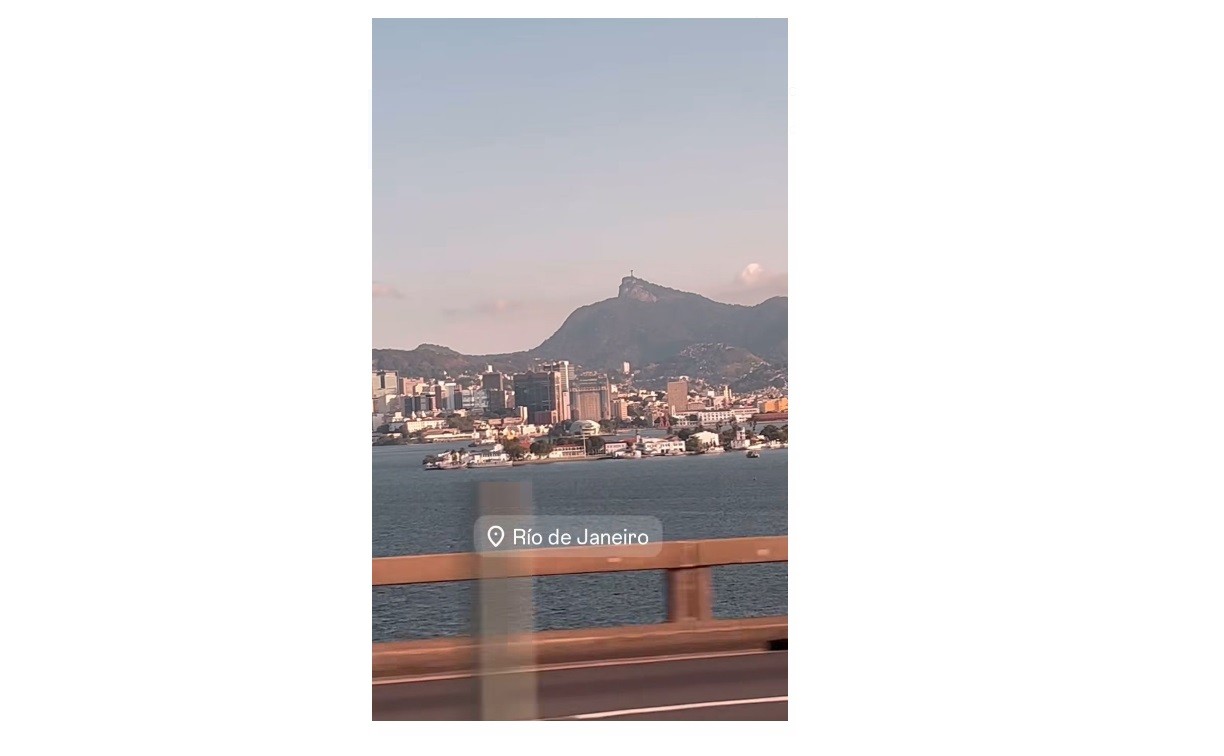 Amigos de Vini Jr. fotografam vista da Baía de Guanabara da Ponte Rio-Niterói — Foto: Reprodução/Instagram