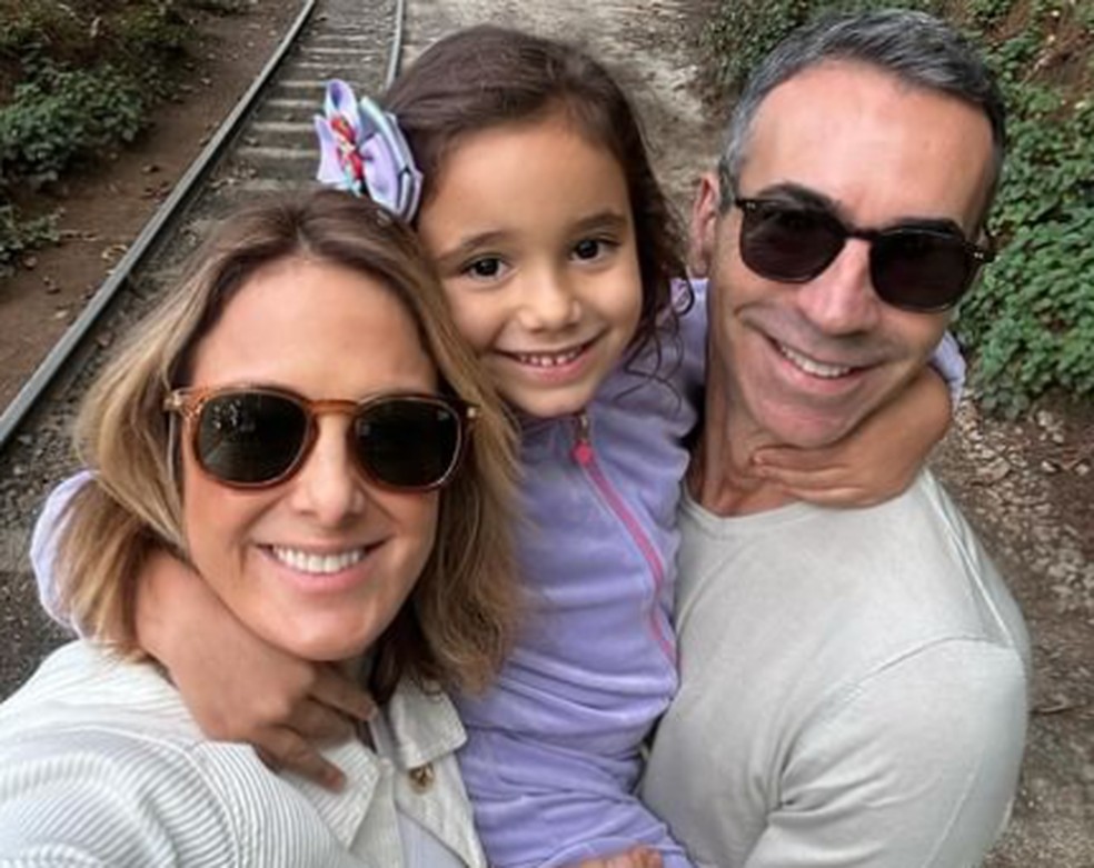 Ticiane Pinheiro com a filha caçula, Manuella, e o marido, César Tralli — Foto: Reprodução/Instagram