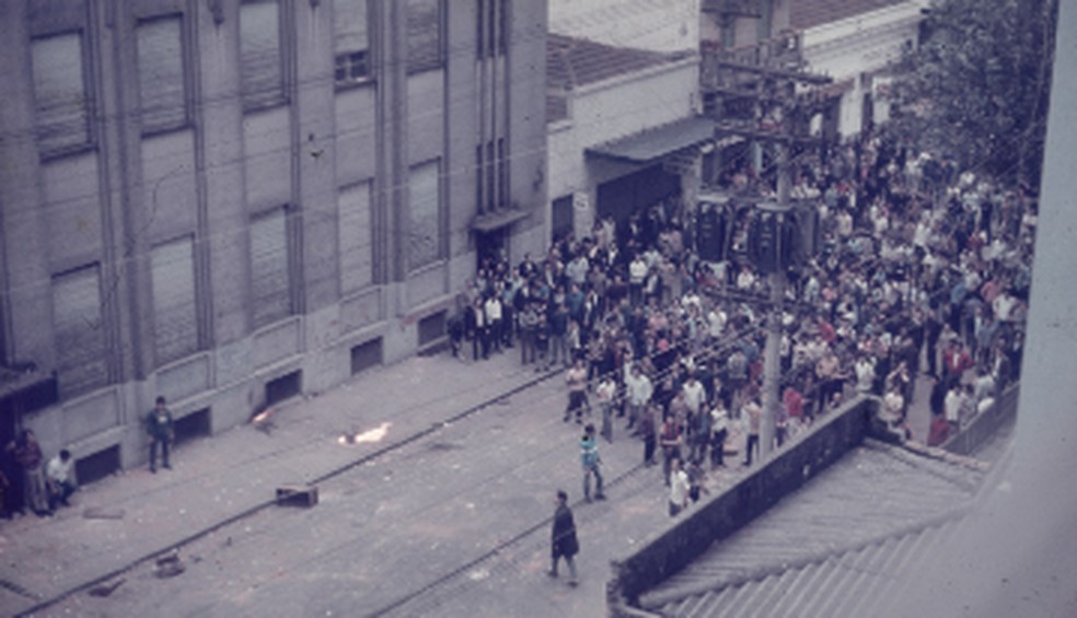 Estudantes de um lado da Rua Maria Antonia durante confronto em 1968 — Foto: Arquivo/USP