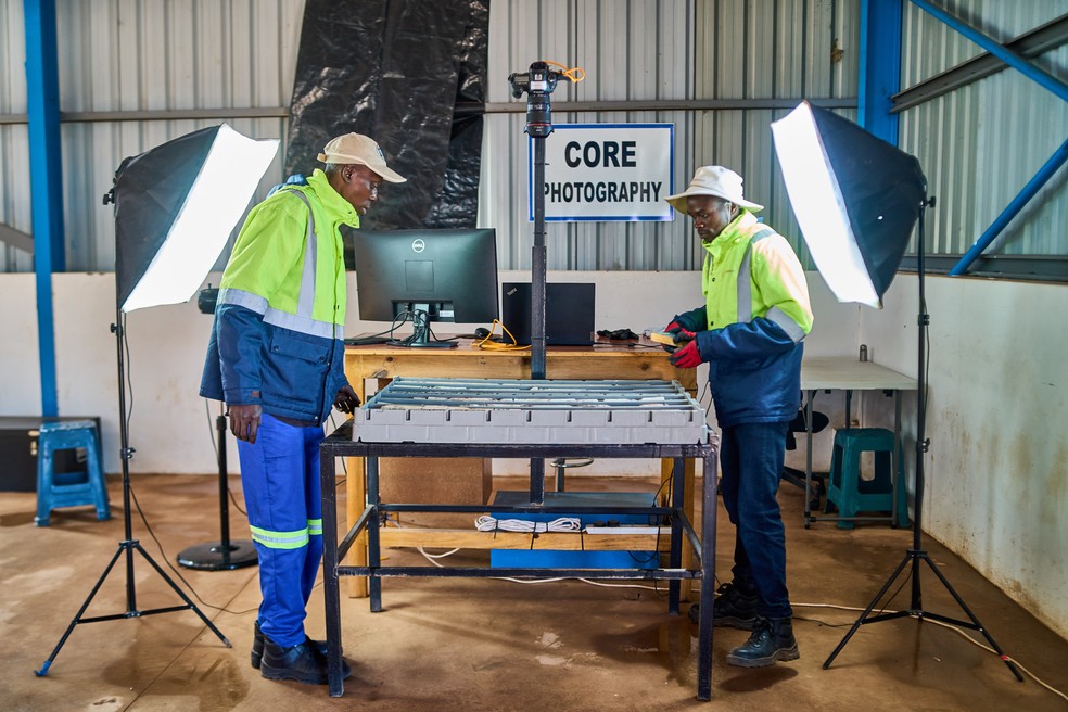 Trabalhadores da KoBold Metals fotografam amostras de núcleo em Chililabombwe, Zâmbia — Foto: Zinyange Auntony/The New York Times