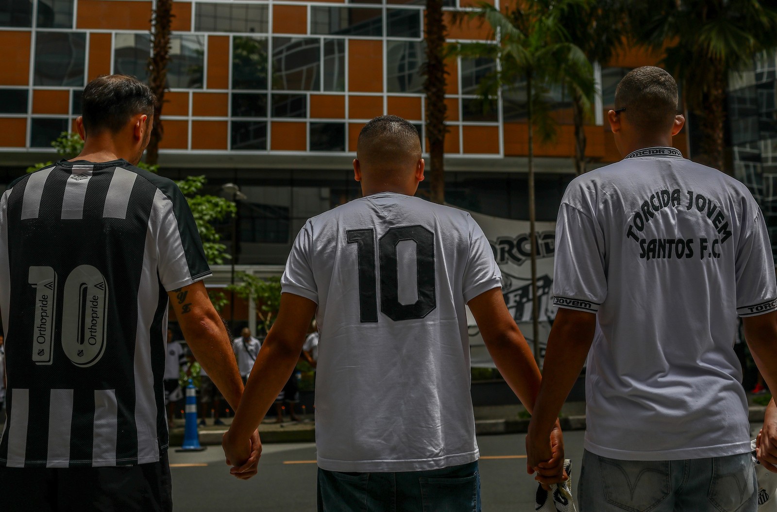 Torcida Jovem do Santos faz Vigília para Pelé na porta do hospital Albert Einstein — Foto: Felipe Iruatã/Zimel Press/Agência O Globo