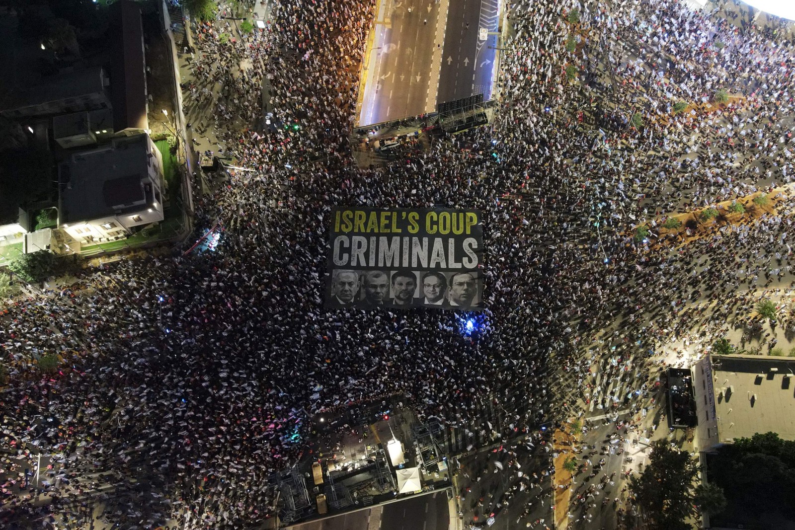 Uma vista aérea mostra um manifestante durante uma manifestação contra o plano de revisão judicial do governo israelense em Tel Aviv — Foto: Jack Guez/AFP