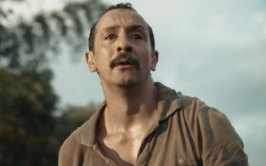Irandhir Santos, ator que interpreta o personagem Tião Galinha, em cena da novela 'Renascer'