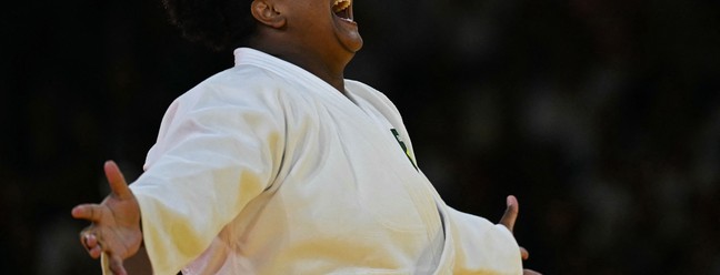 Beatriz Souza recebeu a medalha de ouro no judô feminino após vencer israelense Raz Hershko — Foto: Luis ROBAYO / AFP