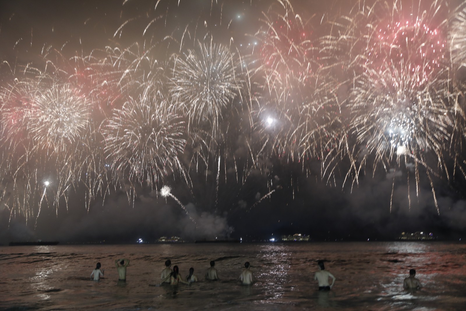 Reveillon de Copacabana - Queima de fogos — Foto: Guito Moreto / Agência O Globo