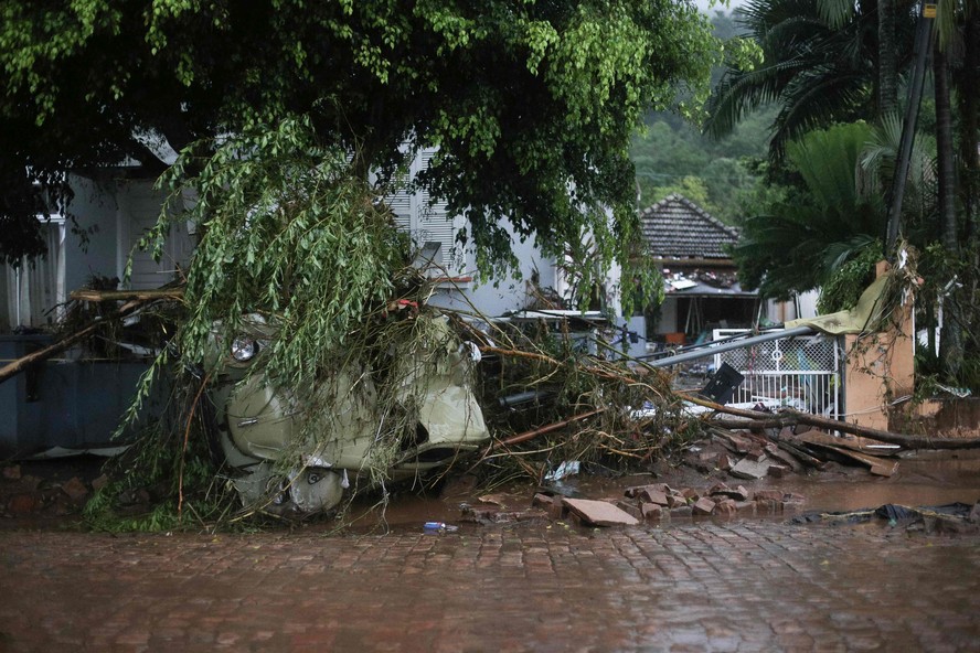 Os dilúvios deslocaram aproximadamente 1.400 pessoas em mais de 100 municípios em todo o estado do Rio Grande do Sul, a maioria das quais, segundo autoridades da defesa civil, foram transferidas para abrigos.