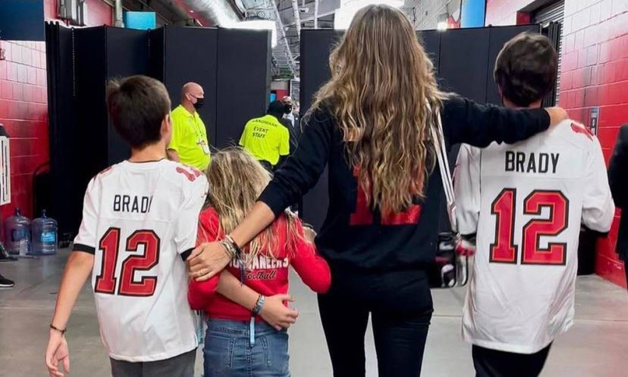 Gisele Bündchen com os filhos de Brady no Super Bowl — Foto: Reprodução
